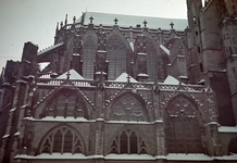 115636 Gezicht op de sacristie en een deel van het koor van de Domkerk (Domplein) te Utrecht, uit het noorden.